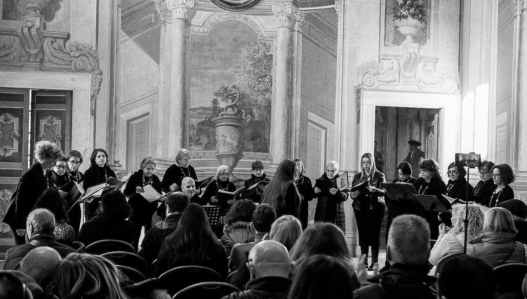 Coro di donne che canta durante un concerto