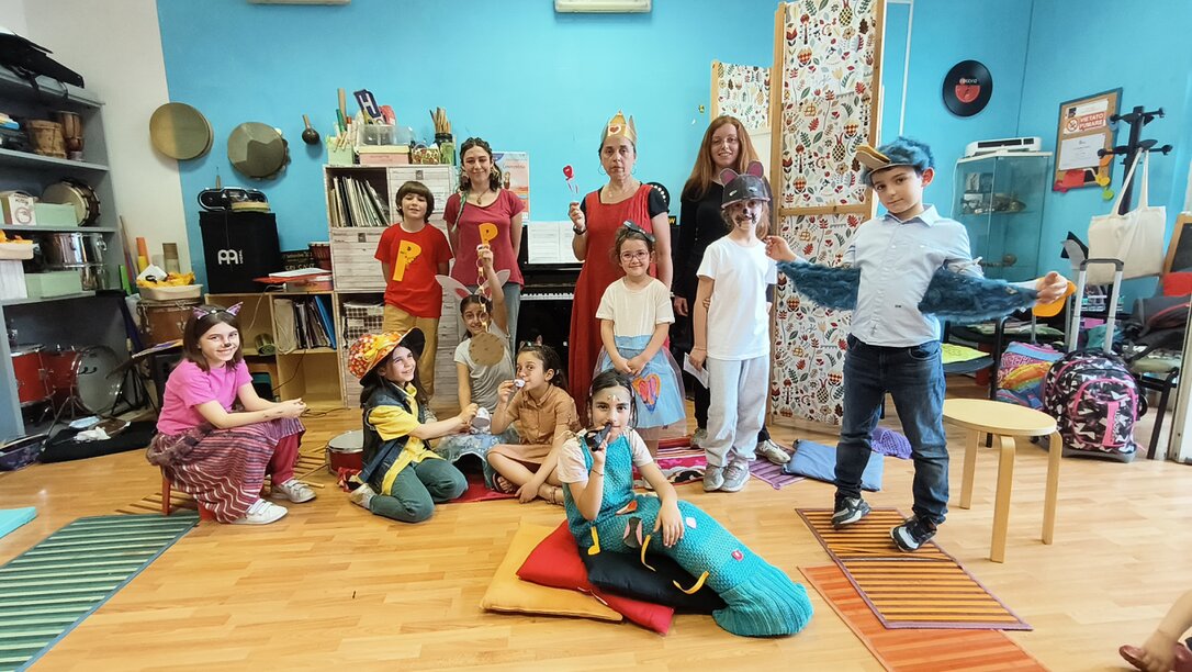 Bambini che suonano piccoli strumenti musicali in cerchio