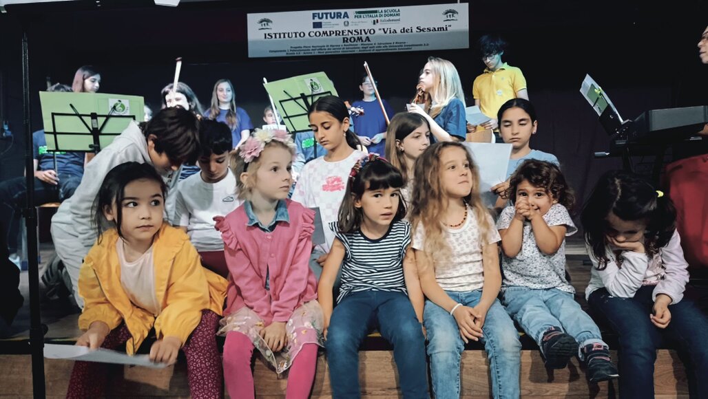 Coro di adulti che canta durante una prova
