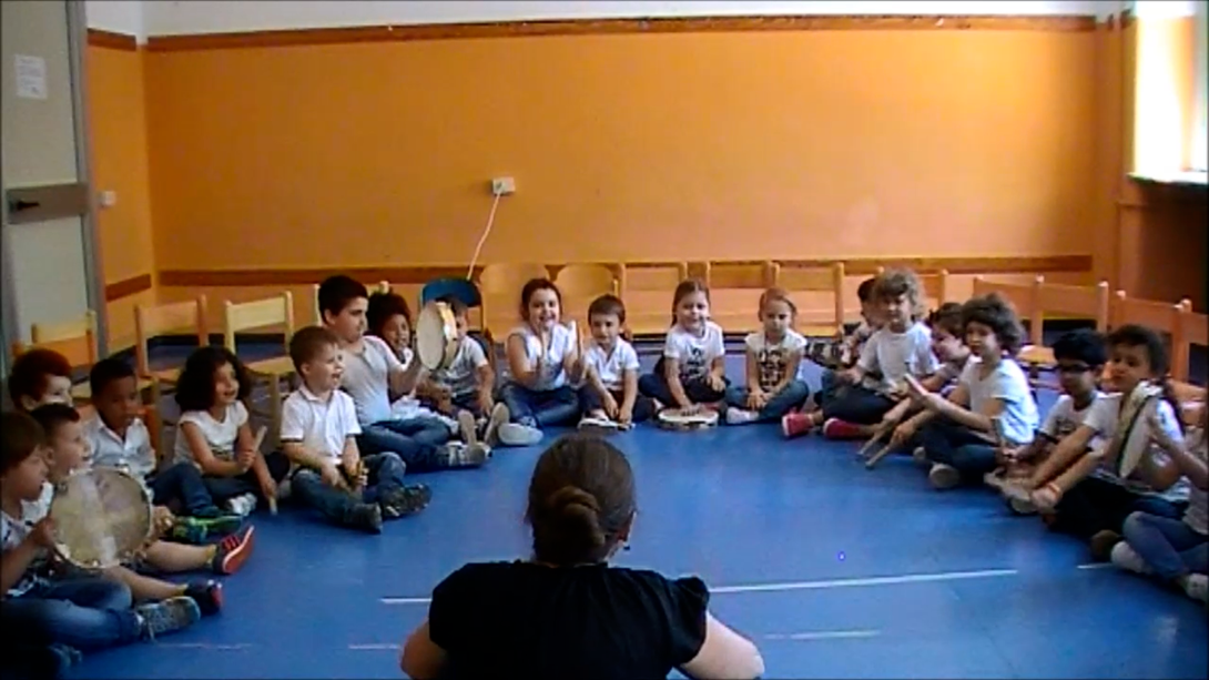 Bambini della scuola dell’infanzia che giocano con semplici strumenti musicali
