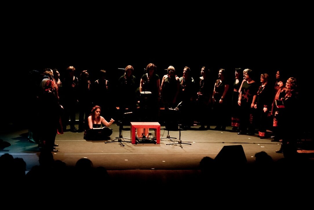 Direttrice di coro che dirige un gruppo durante le prove