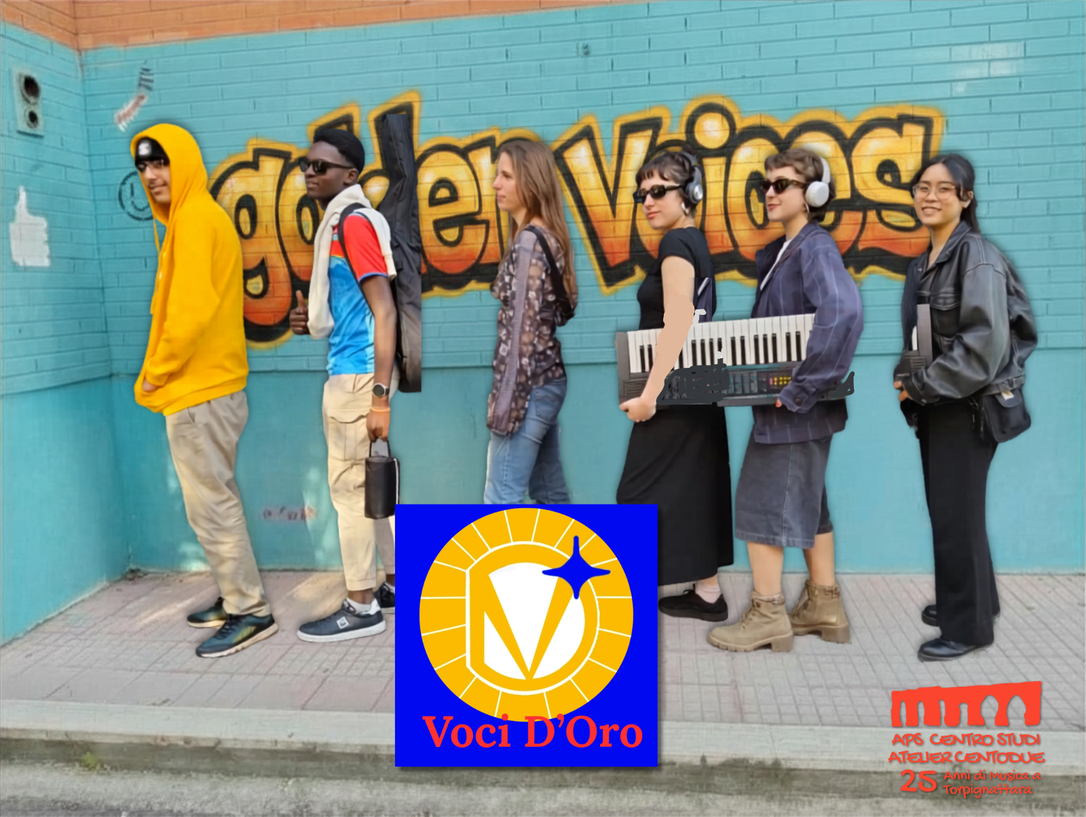Piccolo ensemble che prova in cerchio con vari strumenti