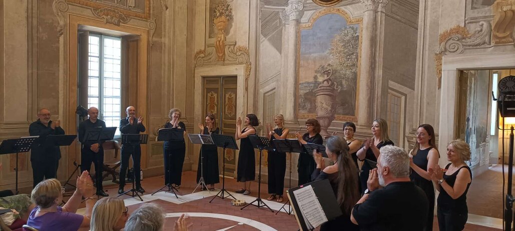 Coro di comunità che canta all’aperto
