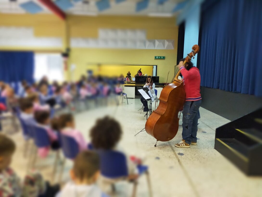 Alunni seduti che ascoltano musica in classe